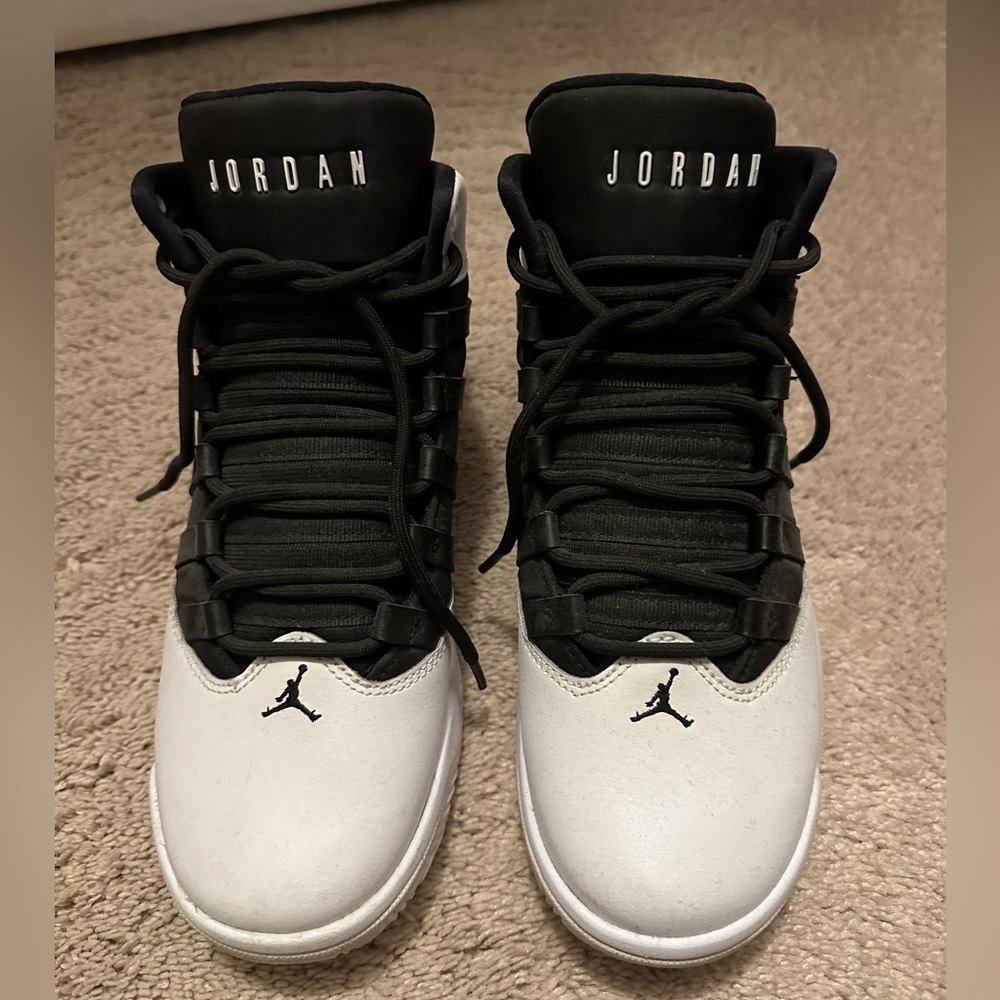 6Y/ Women’s size 8/ Men’s size 6, Jordan Max Aura
'White Black'
